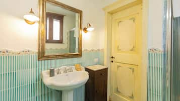 Dobbeltrom – superior | Bad | Dusj, toalettartikler (inkludert), hårføner og håndklær