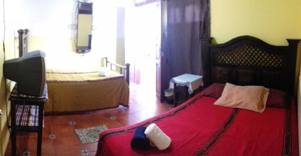 Room - Hotel San Cris (Antigua Guatemala)