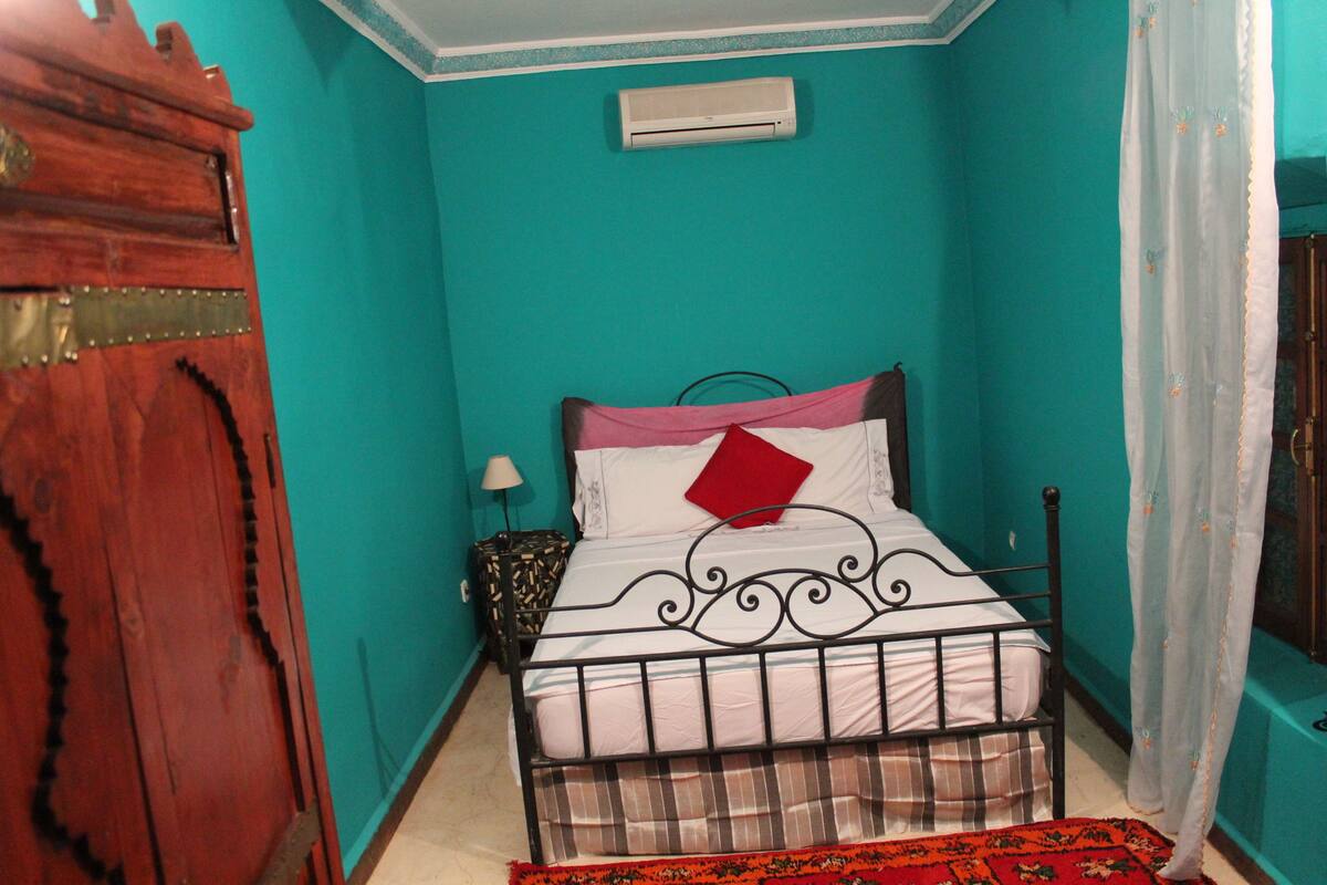 Wifi gratis y ropa de cama