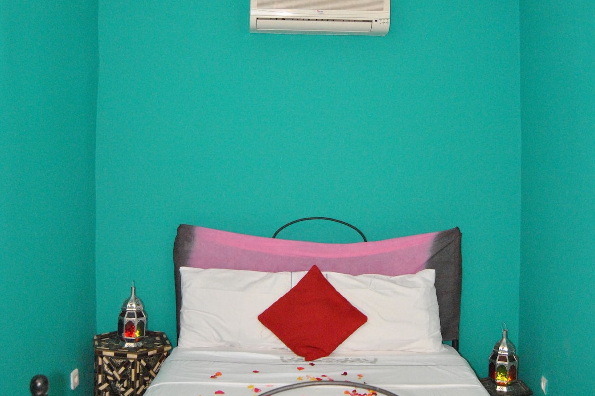 WiFi (free), bed sheets