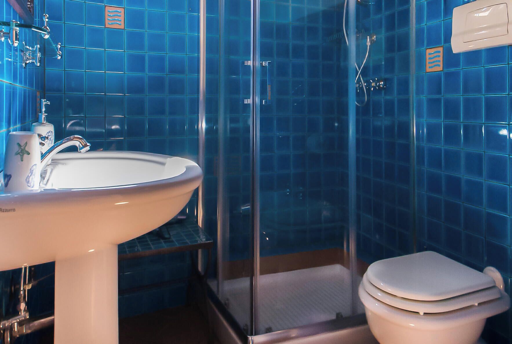 Ein Badezimmer mit Waschbecken, Toilette und Duschkabine.