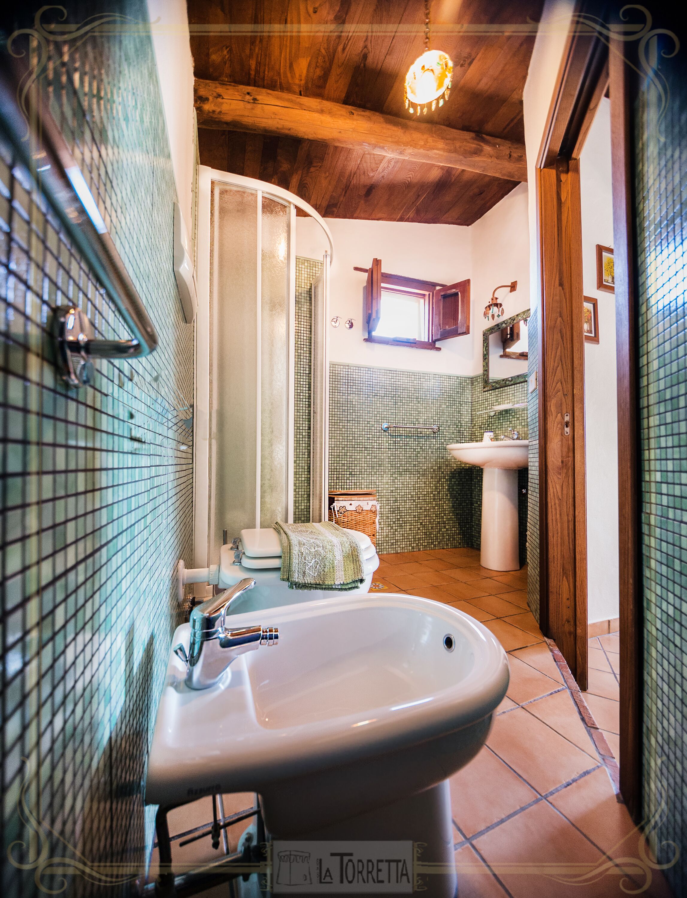 Un baño con un lavamanos grande, un inodoro y una zona de ducha.