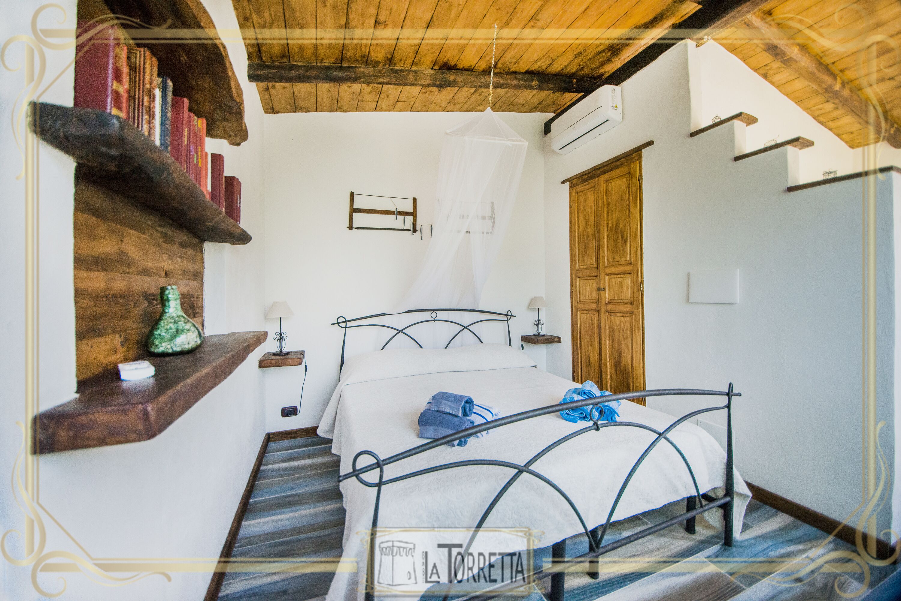 Une chambre à coucher comprenant un lit, des étagères en bois, une table de chevet et une commode.