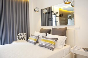 Minibar, caja de seguridad en la habitación y decoración personalizada 