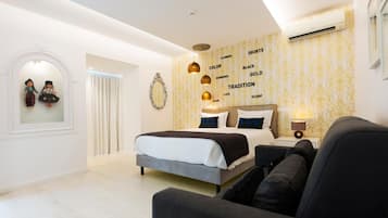 Un dormitorio moderno con una cama, mesita de noche, lámpara y una pared con texto decorativo.