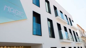 Un hôtel moderne avec une façade blanche et de nombreux balcons.
