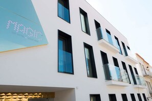 Front of property - Hotel Magic - RNET 3505 (Nazaré)