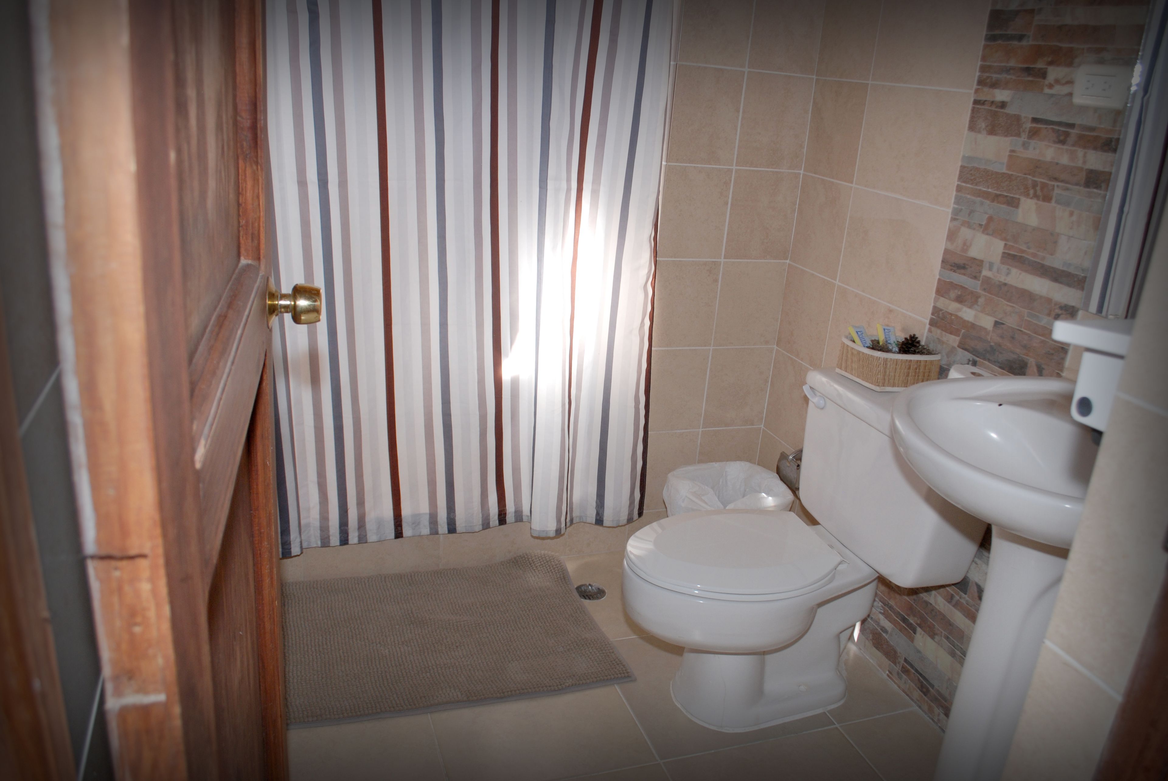 junior suite | bathroom | free toiletries, towels