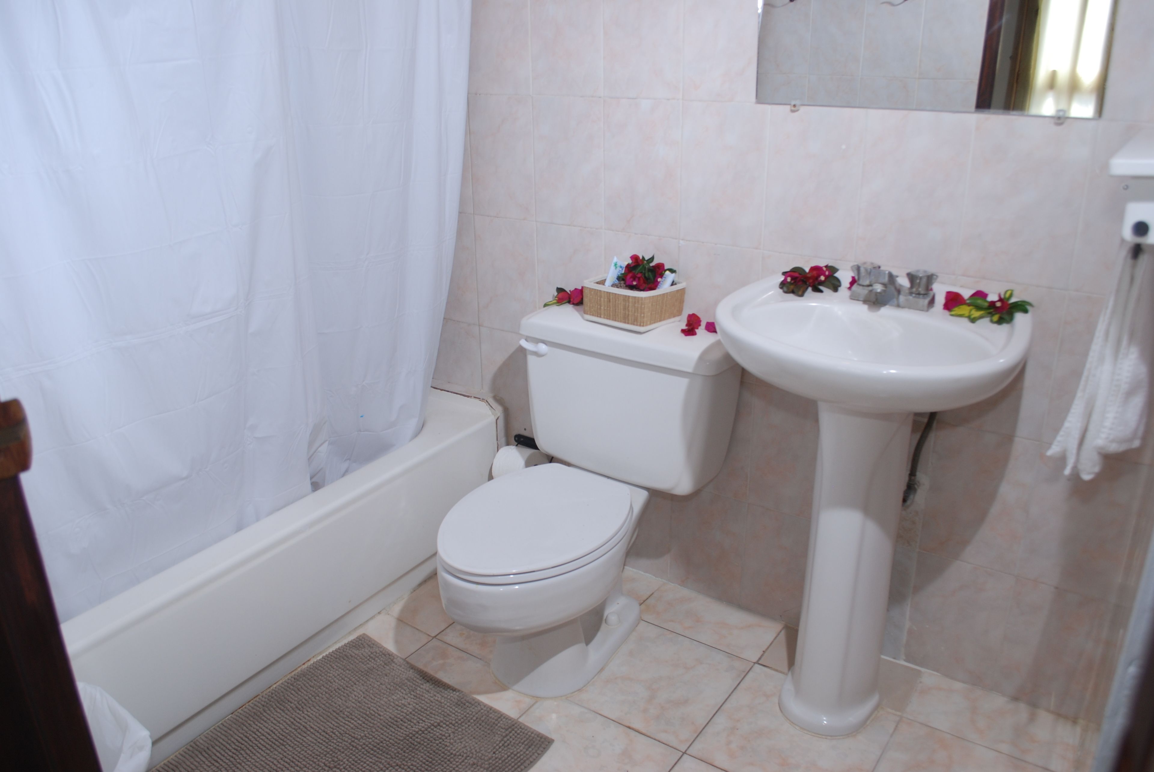 family suite with balcony | bathroom | free toiletries, towels