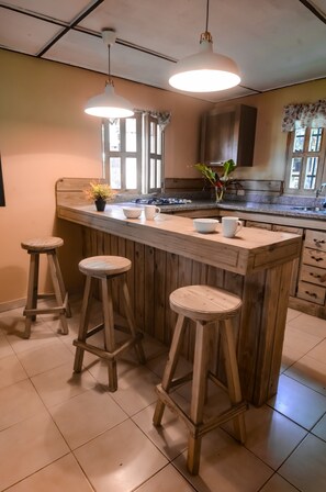 Villa, 2 habitaciones | Servicio de comidas en la habitación