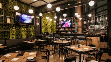 3 restaurantes, se sirven desayunos, comidas, cenas y cocina mexicana