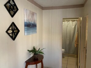 Apartment | Bilik Mandi | Pancuran mandi, kelengkapan dandanan diri percuma, tuala disediakan 