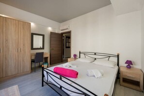 Suite, 1 slaapkamer, op benedenverdieping | Een kluis op de kamer, geluiddichte muren, een strijkplank/strijkijzer