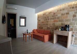 Klassieke suite, 1 slaapkamer, op benedenverdieping | Woonruimte | Een flatscreentelevisie