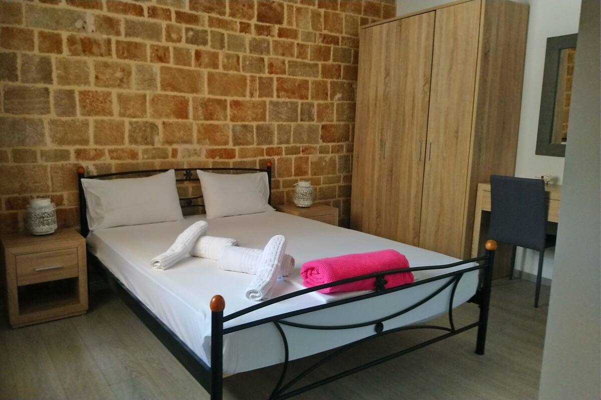 Suite clásica, 1 habitación, planta baja | Zona de estar | Una televisión de pantalla plana