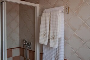 Free toiletries, hair dryer, towels - Hostal Antolín (Redondela)