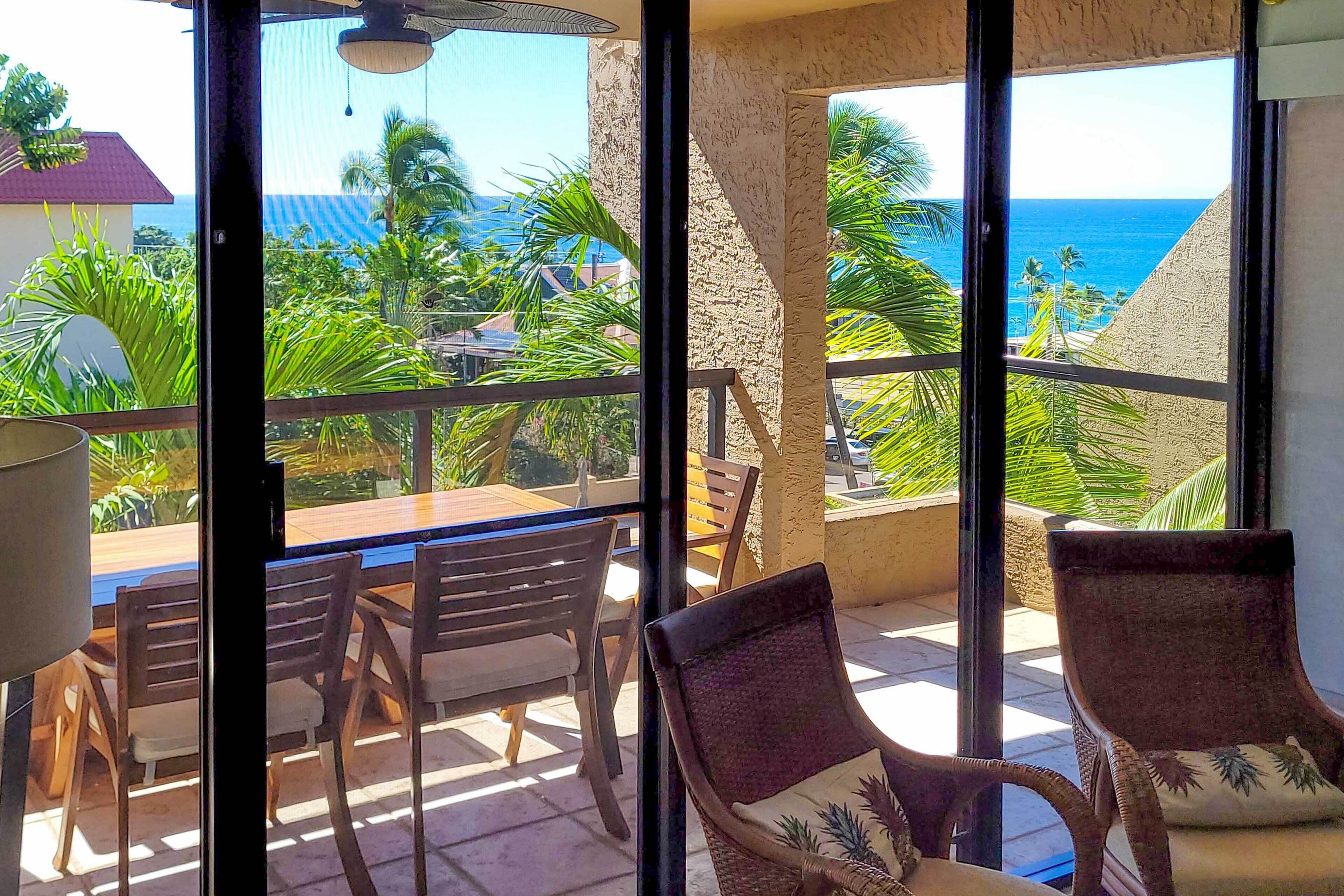 Downtown Kona Condo w/ Pool Access: Walk to Beach!
