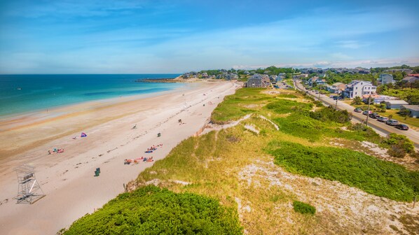 En la playa, camastros y toallas de playa 