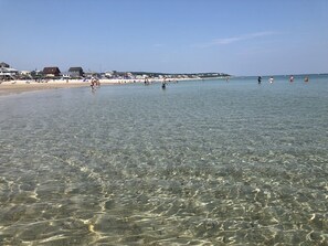 En la playa, camastros y toallas de playa 