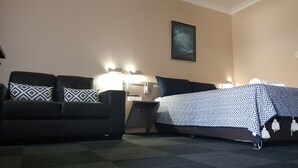 Chambre Deluxe, 1 grand lit | Bureau, fer et planche à repasser, literie fournie
