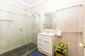 Family House, 4 Bedrooms, Ensuite, Garden View (Wine Makers Cottage) | Bathroom - Mason Wines (Tamborine Mountain)