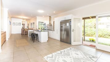 Family House, 4 Bedrooms, Ensuite, Garden View (Wine Makers Cottage) | Private kitchen | Full-sized fridge, microwave, oven, stovetop