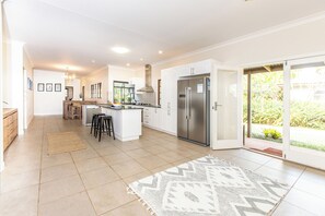 Nhà dành cho gia đình, 4 phòng ngủ, có phòng tắm riêng, quang cảnh vườn (Wine Makers Cottage) | Bếp riêng | Tủ lạnh, lò vi sóng, lò nướng, bếp nấu 