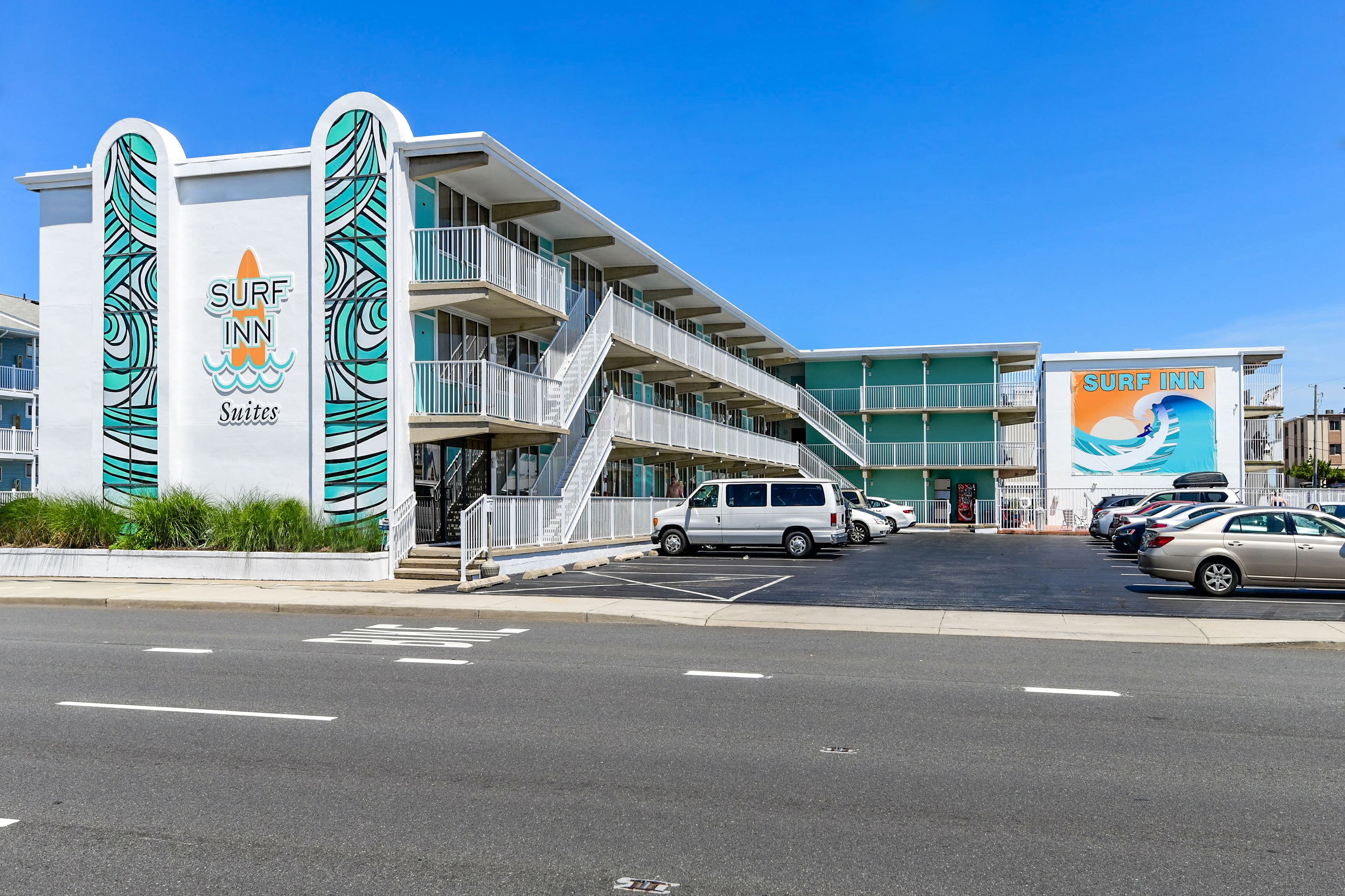 Een gebouw van Surf Inn Suites met een modern design, met balkons en een helder uitzicht op de straat.