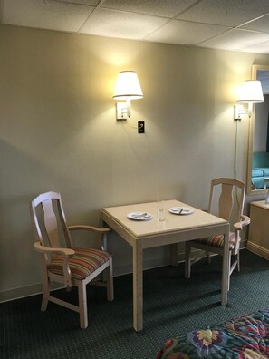 Flat-screen TV - Surf Inn Suites (Ocean City)