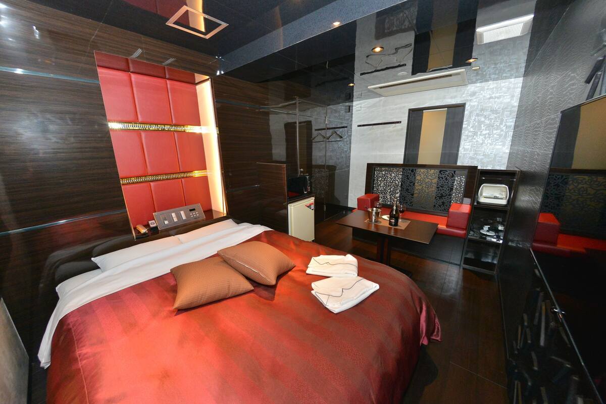 Une chambre d’hôtel moderne dotée d’un grand lit, d’un bureau et d’un coin salon.