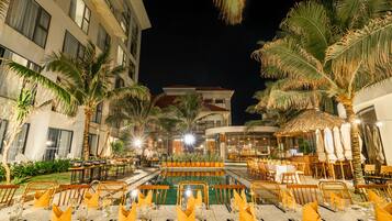 Fachada da propriedade à noite