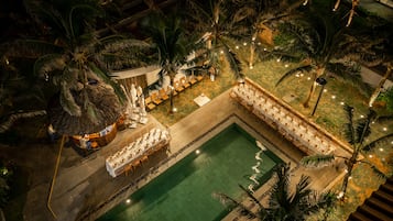 Piscine extérieure, chaises longues