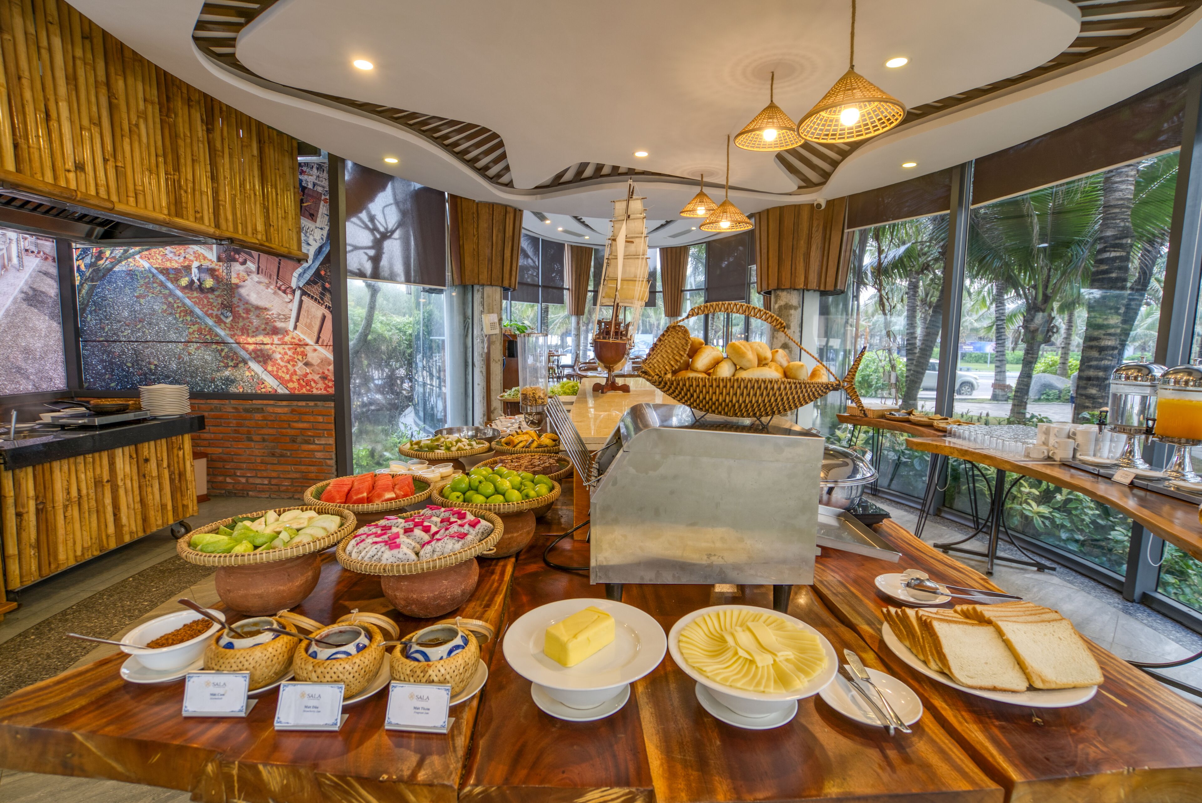 breakfast, lunch, dinner served; local and international cuisine