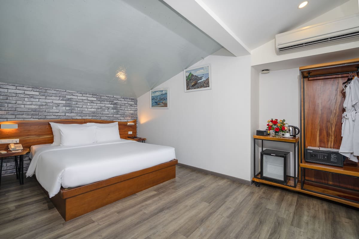 Loft, vista al océano | Minibar, caja de seguridad en la habitación y escritorio