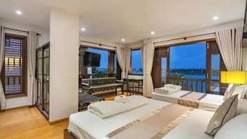 Minibar, una scrivania, insonorizzazione, ferro/asse da stiro