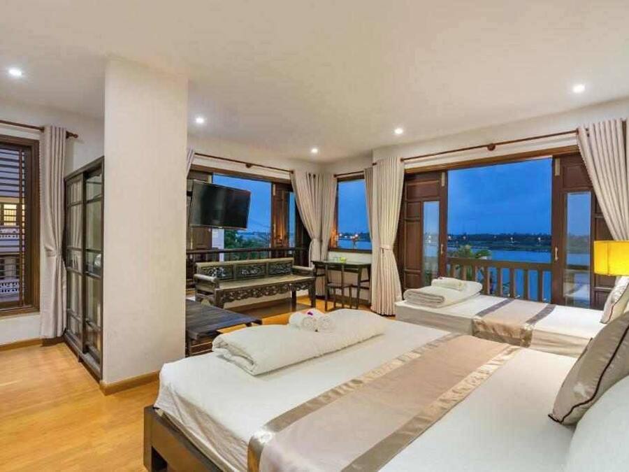 Minibar, desk, soundproofing, iron/ironing board