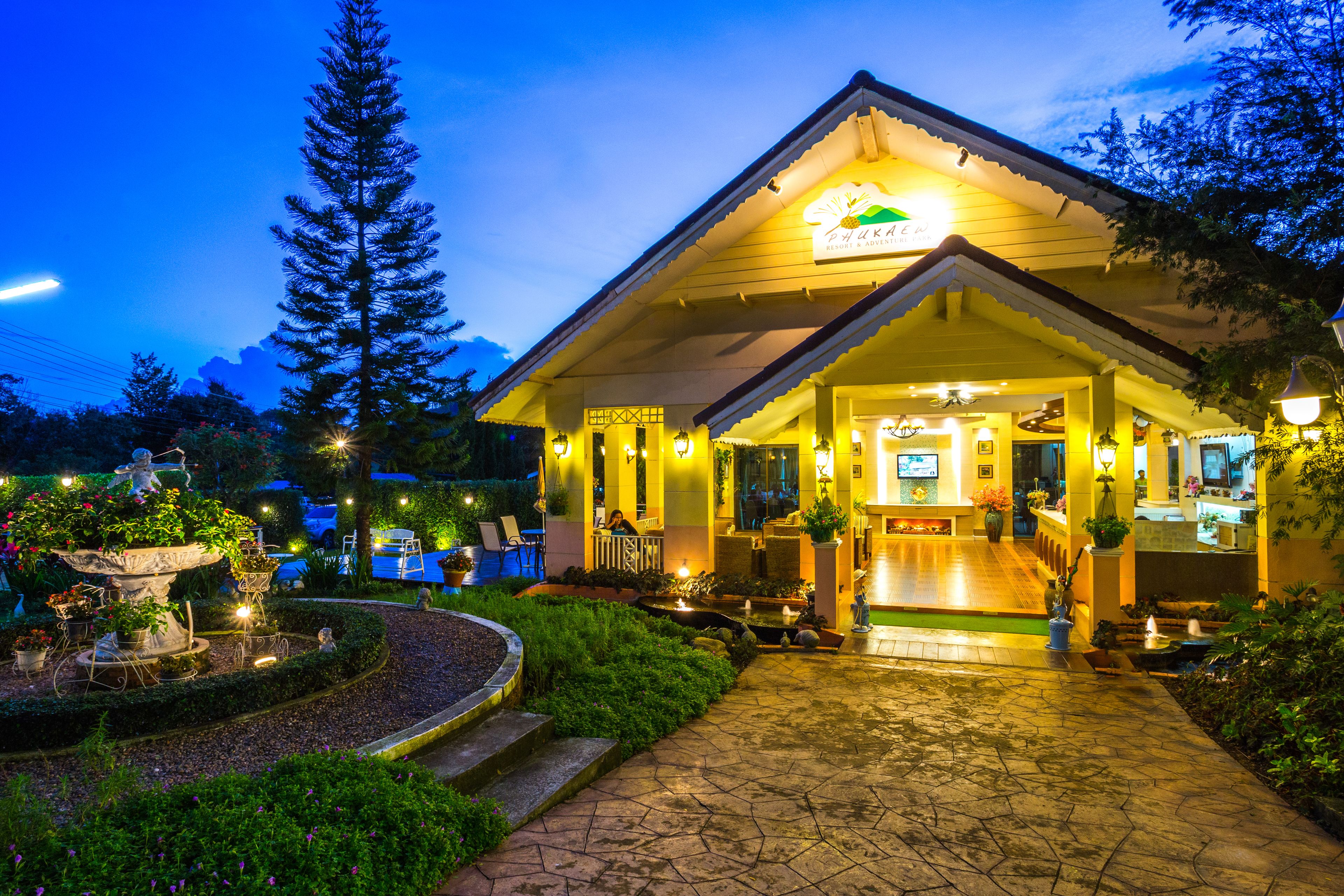 住宿正面 (夜晚)