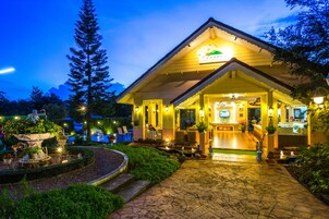 住宿正面 (夜晚)