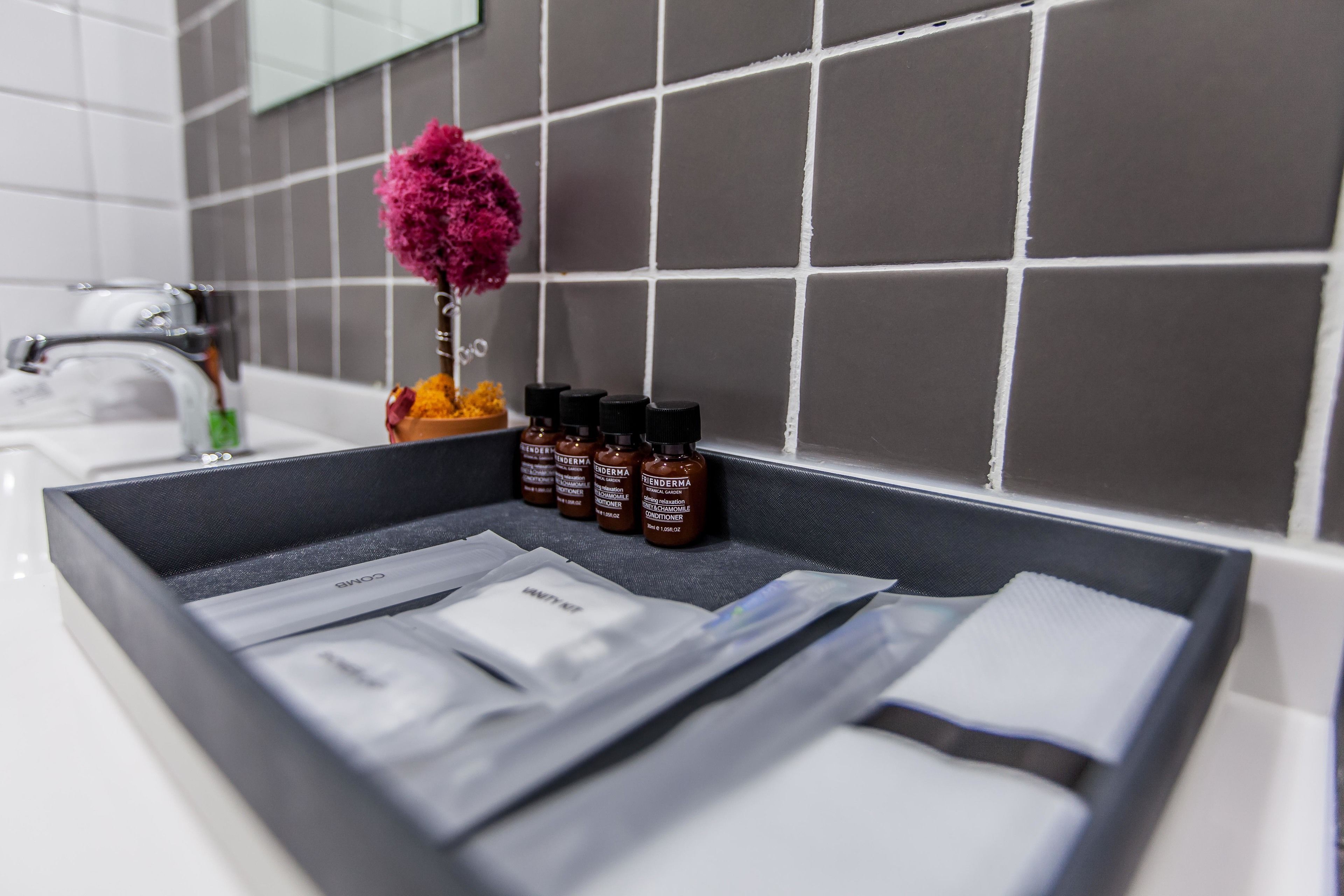 premier twin o | bathroom amenities | shower, free toiletries, hair dryer, slippers