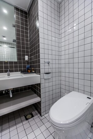 Studio Double M | Bathroom | Shower, free toiletries, hair dryer, slippers - Bluespring Boutique Hotel (Jeju City)