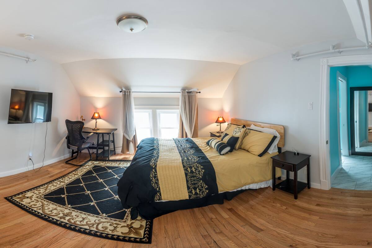 Deluxe Suite, 1 King Bed | Premium bedding, cribs (surcharge), rollaway beds (surcharge)