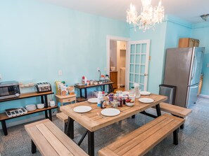 Refrigerador, microondas, lavavajillas y utensilios de cocina