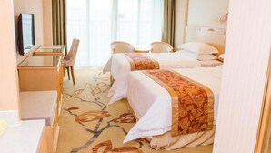 A hotel room with two beds, a desk, a chair, and a television. - Vienna Hotel Qingyuan Taihe Ancient Cave (Qingyuan)