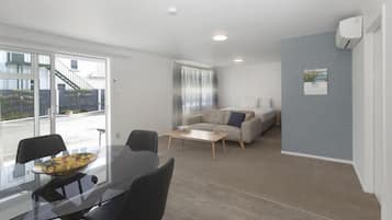 Apartamento premium | Área de estar | TV de tela plana