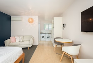 Deluxe King Studio | Living area | Flat-screen TV - Adelphi Motel (Christchurch)