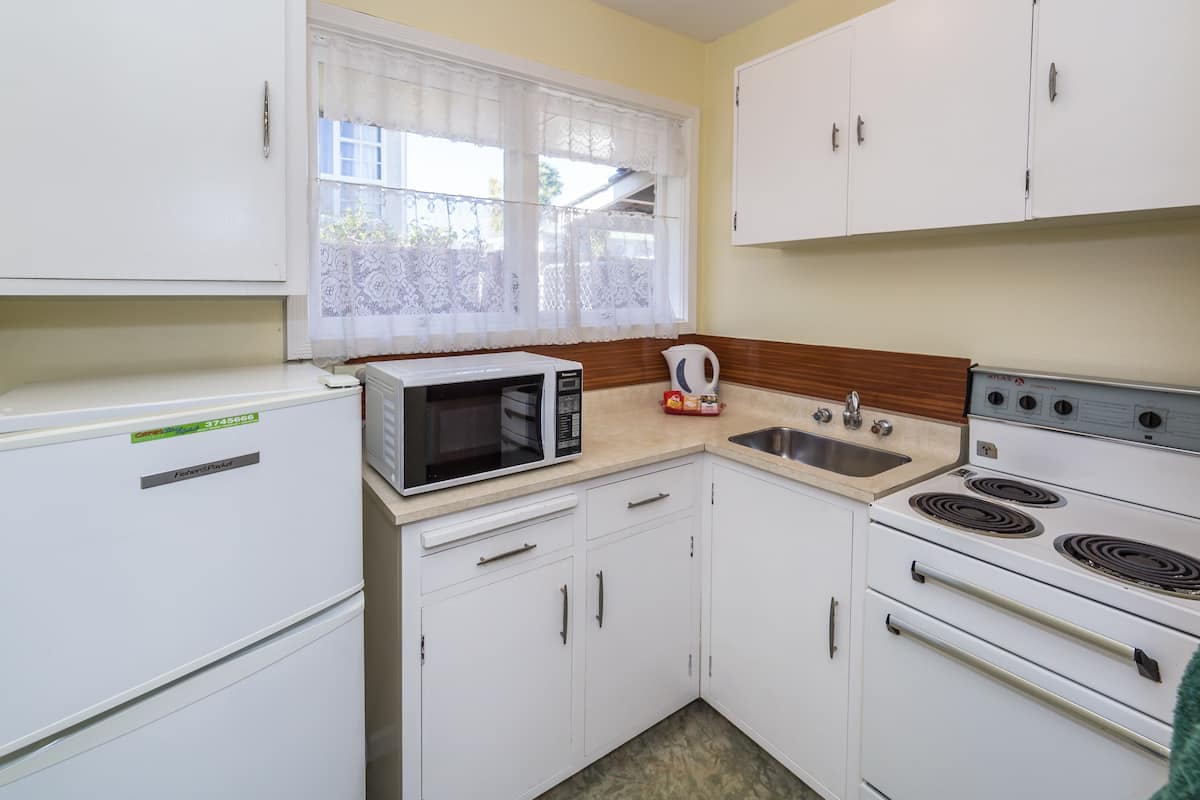 microwave, stovetop, coffee/tea maker, electric kettle