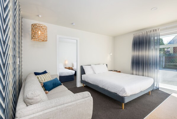 Suite Keluarga | Brankas, didekorasi berbeda-beda, tirai kedap cahaya, dan kedap suara