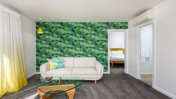 Suite, 1 kamar tidur | Area keluarga | TV layar datar