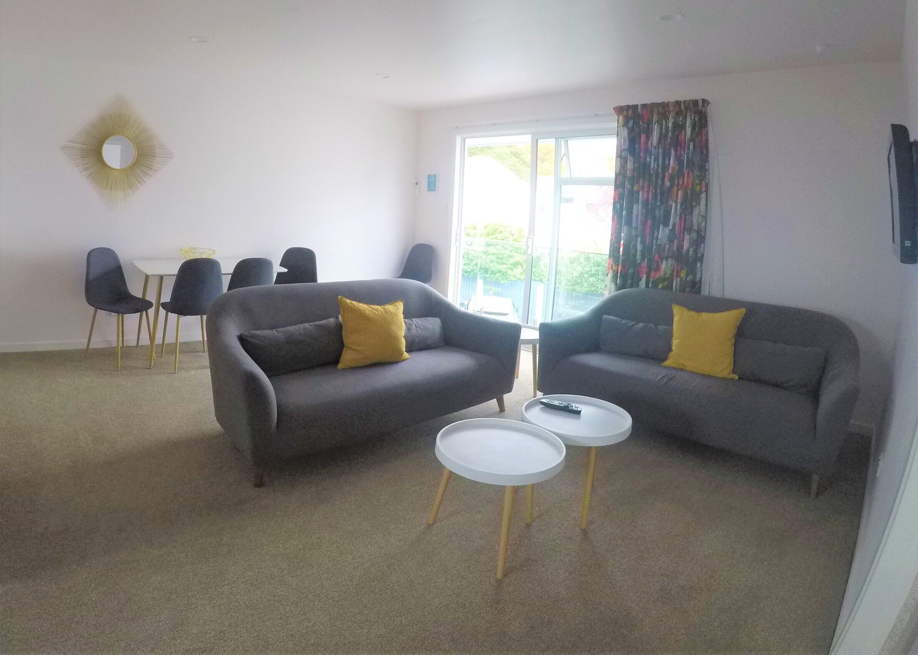 Habitación Deluxe, 2 habitaciones | Área de sala de estar | Televisión de pantalla plana 