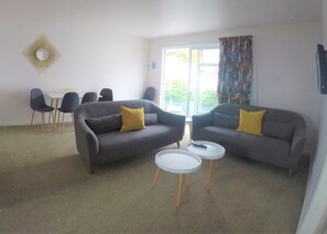 Kamar Deluks, 2 kamar tidur | Area keluarga | TV layar datar